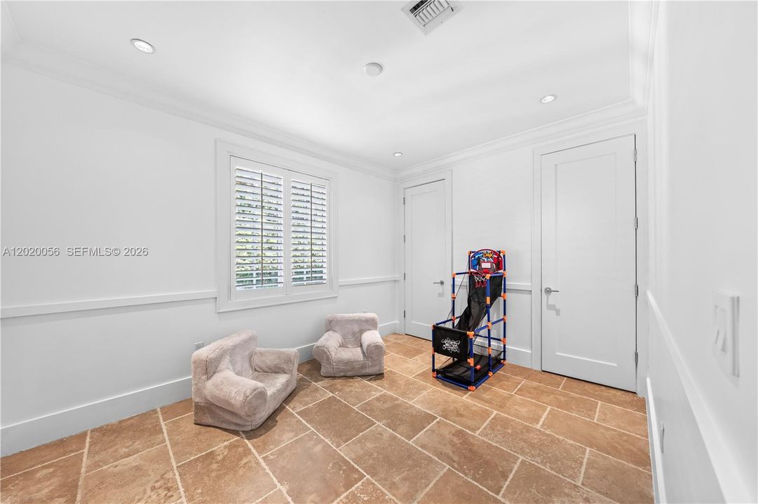 For Sale: $10,995,000 (6 beds, 6 baths, 5825 Square Feet)