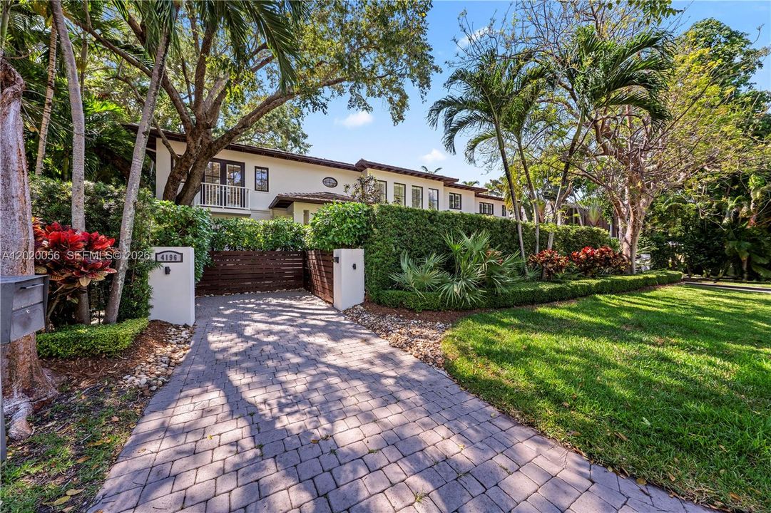 For Sale: $10,995,000 (6 beds, 6 baths, 5825 Square Feet)