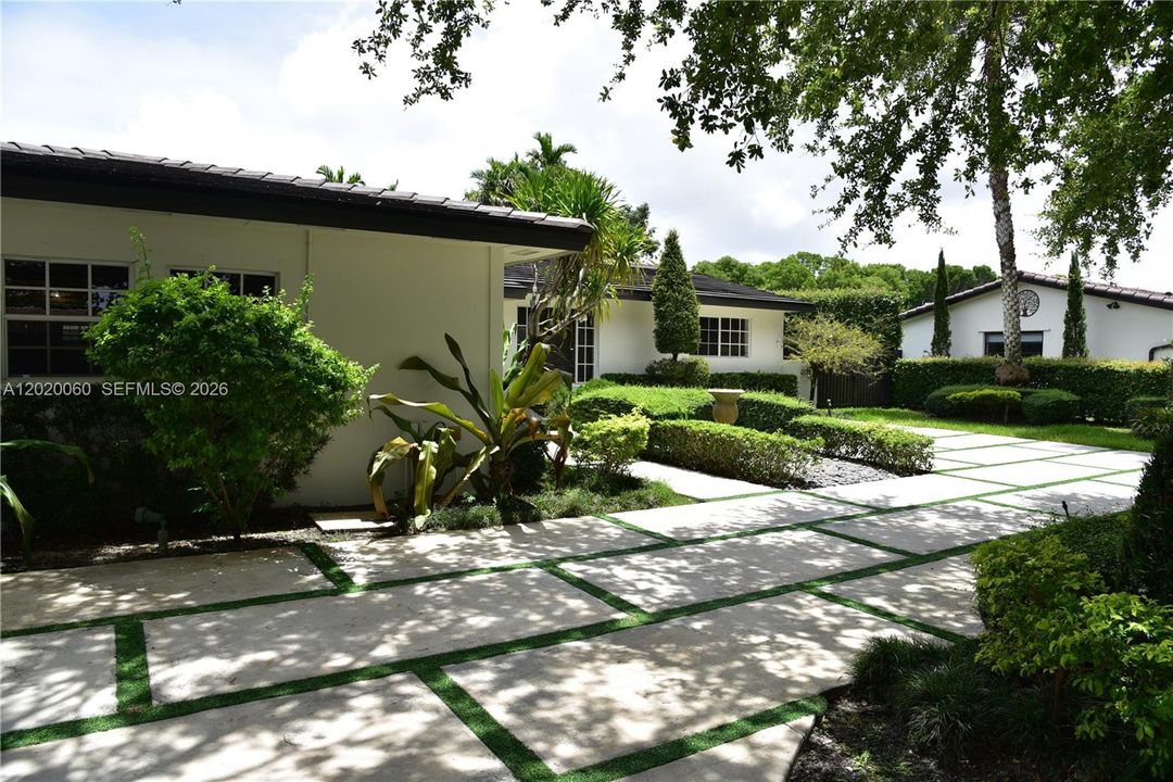 Active With Contract: $4,900 (3 beds, 3 baths, 1998 Square Feet)