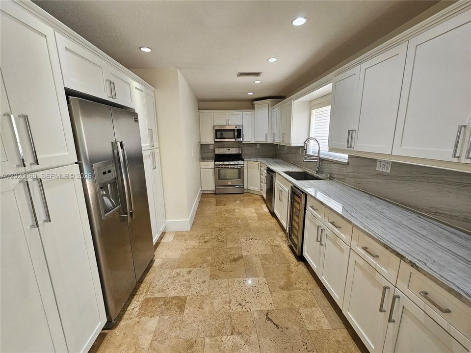 Active With Contract: $4,900 (3 beds, 3 baths, 1998 Square Feet)