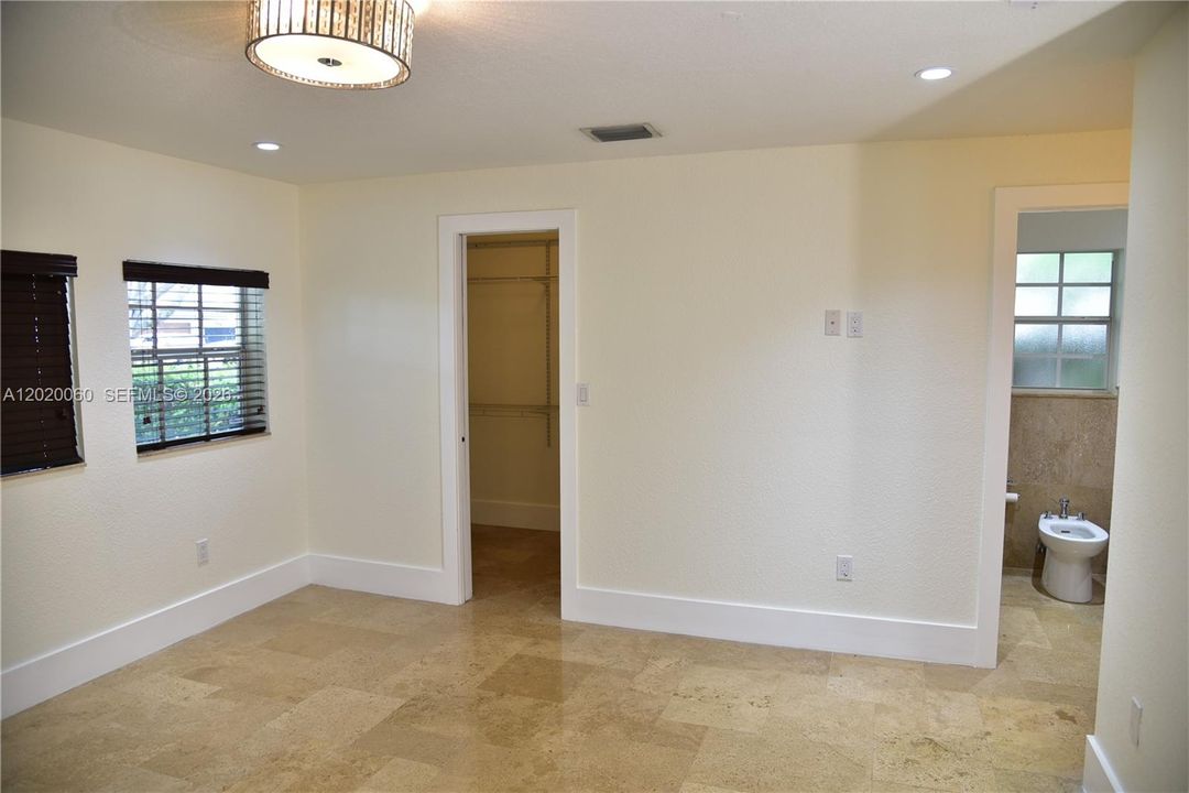 Active With Contract: $4,900 (3 beds, 3 baths, 1998 Square Feet)