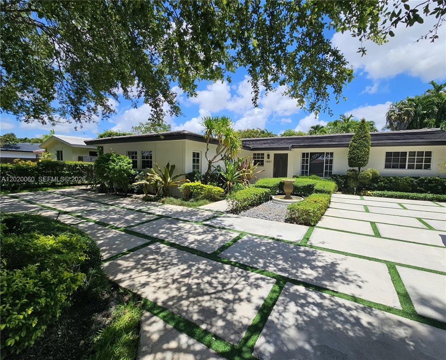 Active With Contract: $4,900 (3 beds, 3 baths, 1998 Square Feet)