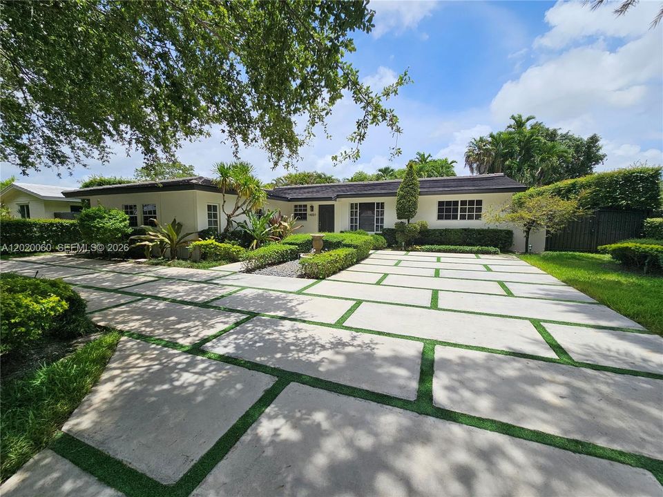 Active With Contract: $4,900 (3 beds, 3 baths, 1998 Square Feet)
