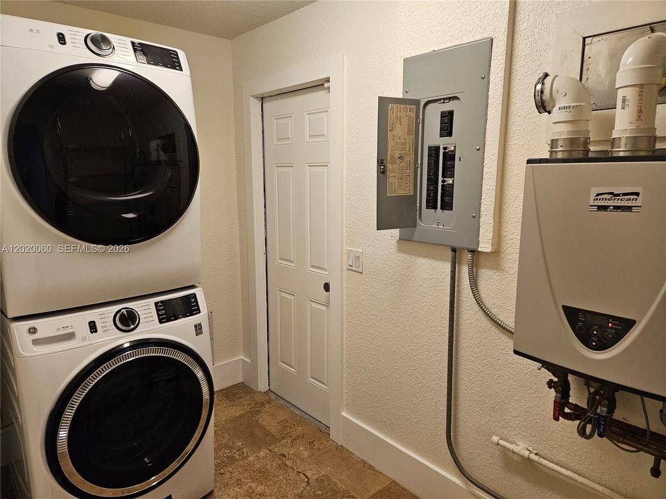 Active With Contract: $4,900 (3 beds, 3 baths, 1998 Square Feet)