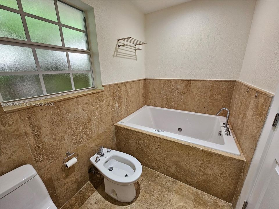 Active With Contract: $4,900 (3 beds, 3 baths, 1998 Square Feet)