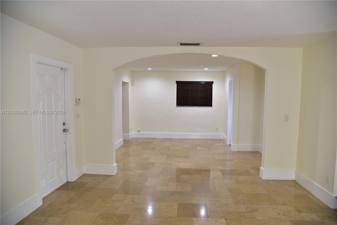 Active With Contract: $4,900 (3 beds, 3 baths, 1998 Square Feet)