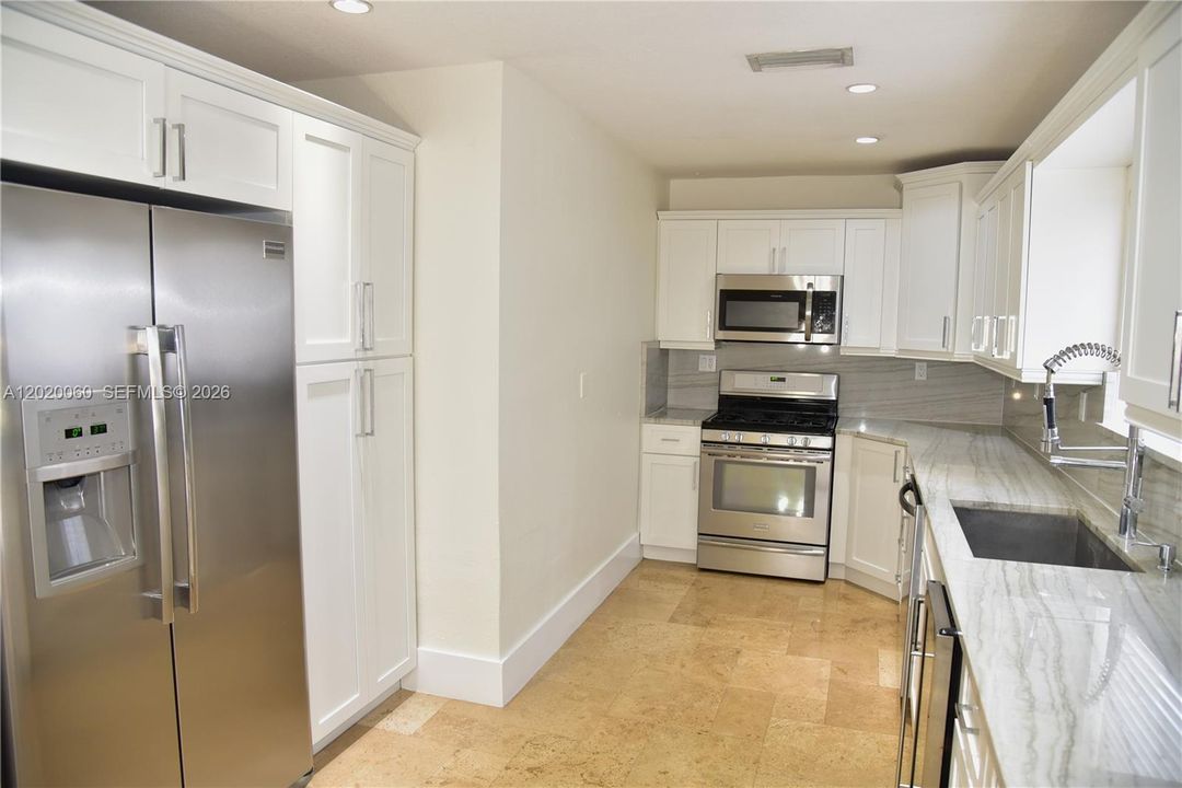 Active With Contract: $4,900 (3 beds, 3 baths, 1998 Square Feet)