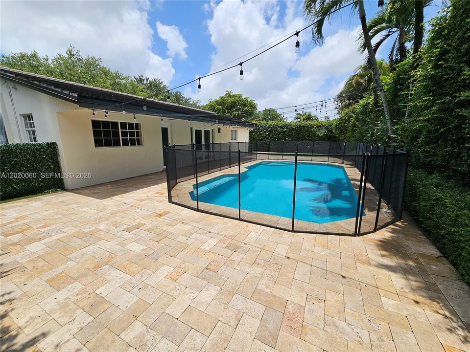 Active With Contract: $4,900 (3 beds, 3 baths, 1998 Square Feet)