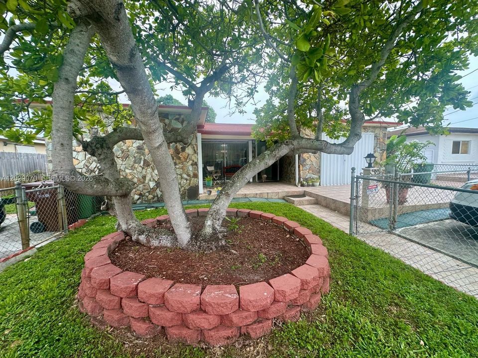 For Sale: $650,000 (4 beds, 2 baths, 1921 Square Feet)