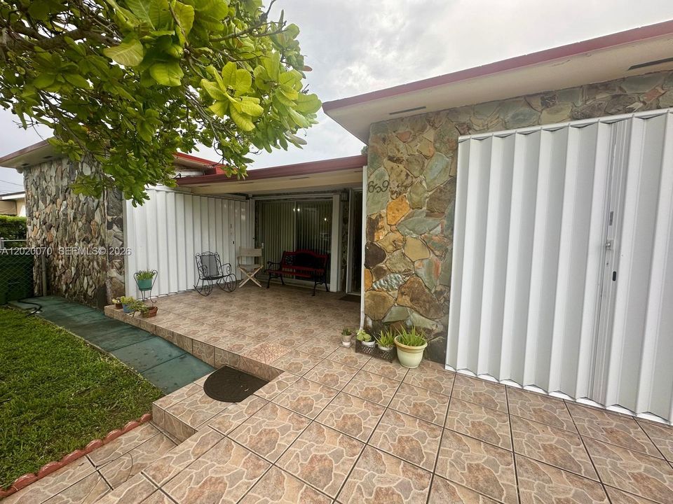For Sale: $650,000 (4 beds, 2 baths, 1921 Square Feet)