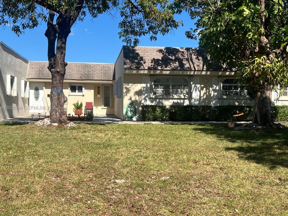 For Sale: $330,000 (2 beds, 2 baths, 1110 Square Feet)