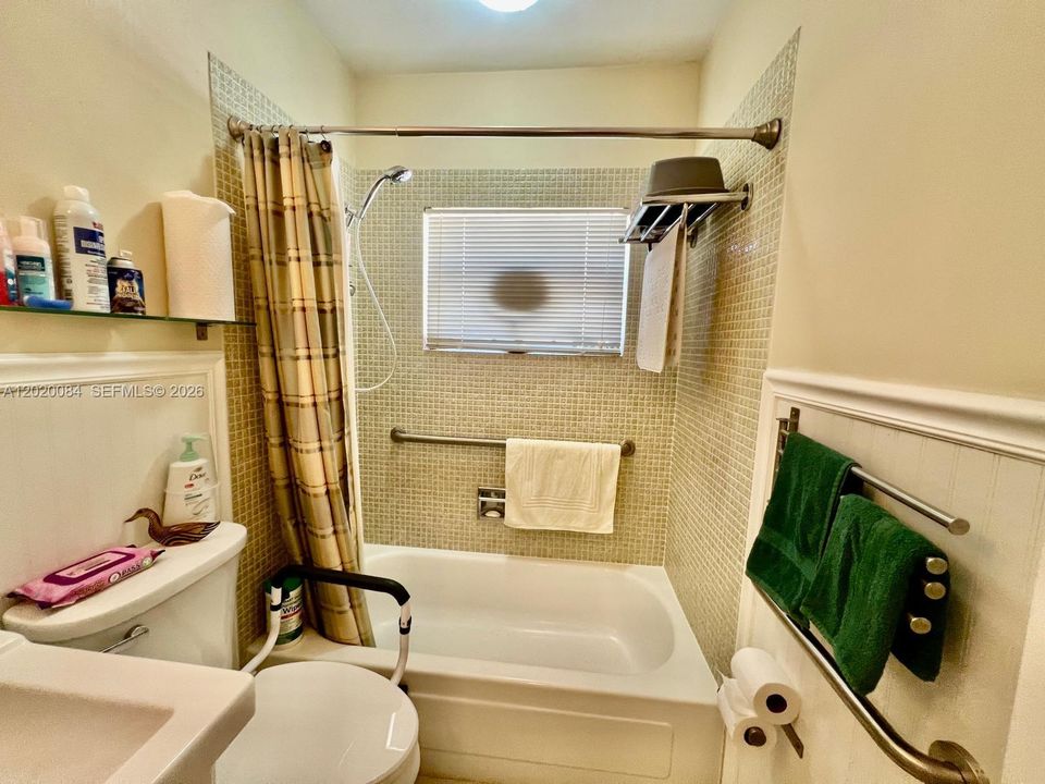 Shower/tub