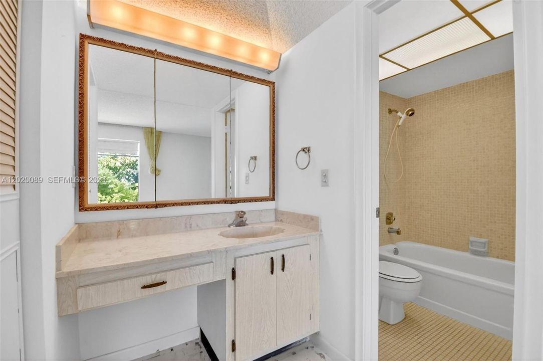 For Sale: $139,900 (2 beds, 2 baths, 1023 Square Feet)