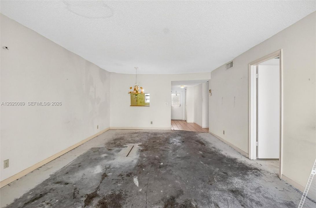 For Sale: $139,900 (2 beds, 2 baths, 1023 Square Feet)