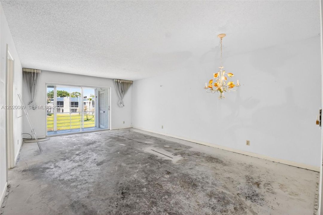 For Sale: $139,900 (2 beds, 2 baths, 1023 Square Feet)