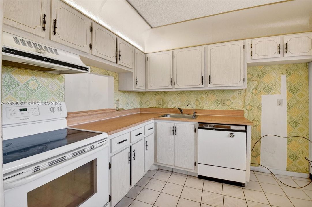 For Sale: $139,900 (2 beds, 2 baths, 1023 Square Feet)