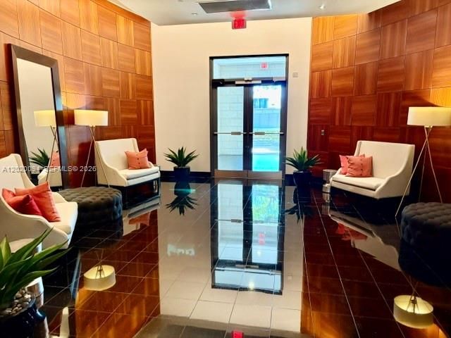 Под контрактом: $340,000 (1 спален, 1 ванн, 816 Квадратных фут)