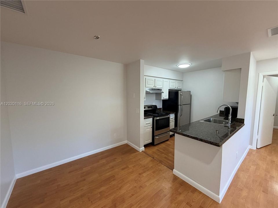 Active With Contract: $2,200 (2 beds, 2 baths, 932 Square Feet)