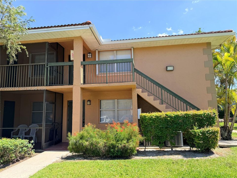 Active With Contract: $2,200 (2 beds, 2 baths, 932 Square Feet)