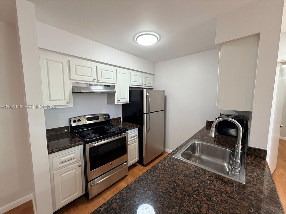 Active With Contract: $2,200 (2 beds, 2 baths, 932 Square Feet)