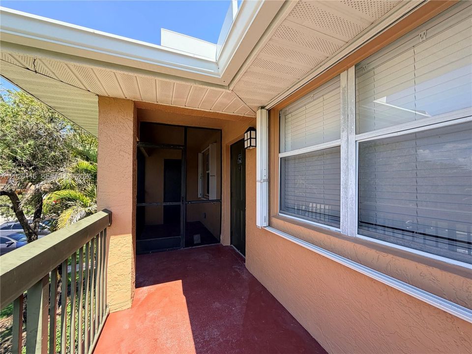 Active With Contract: $2,200 (2 beds, 2 baths, 932 Square Feet)