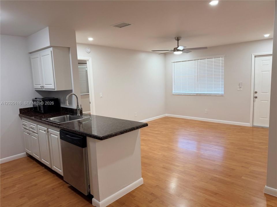 Active With Contract: $2,200 (2 beds, 2 baths, 932 Square Feet)