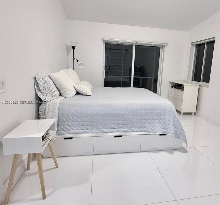 Activo con contrato: $4,000 (3 camas, 2 baños, 1347 Pies cuadrados)