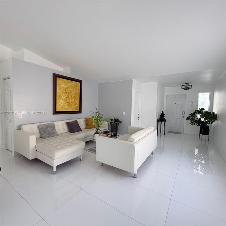 Activo con contrato: $4,000 (3 camas, 2 baños, 1347 Pies cuadrados)