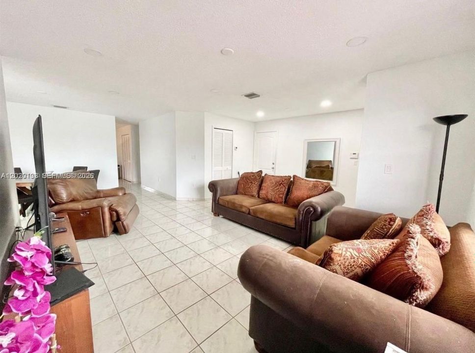 Active With Contract: $3,000 (3 beds, 2 baths, 1747 Square Feet)