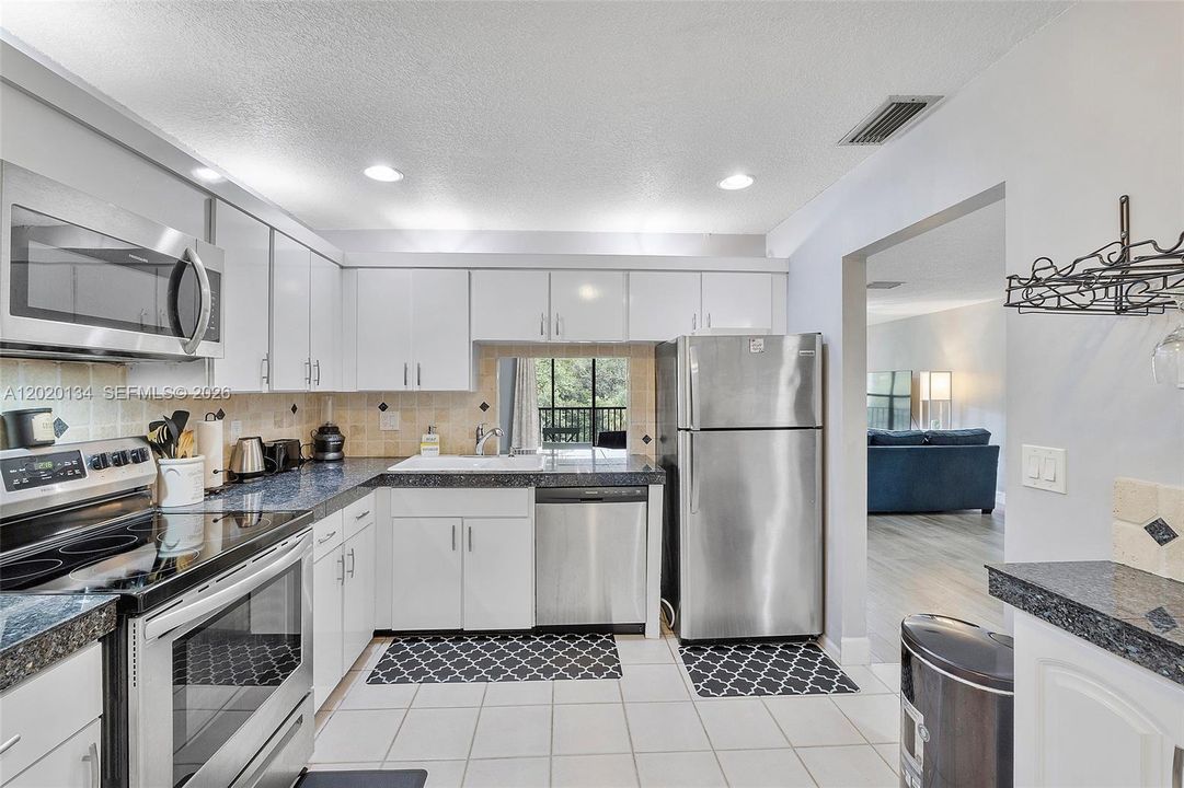 For Sale: $275,000 (2 beds, 2 baths, 1130 Square Feet)