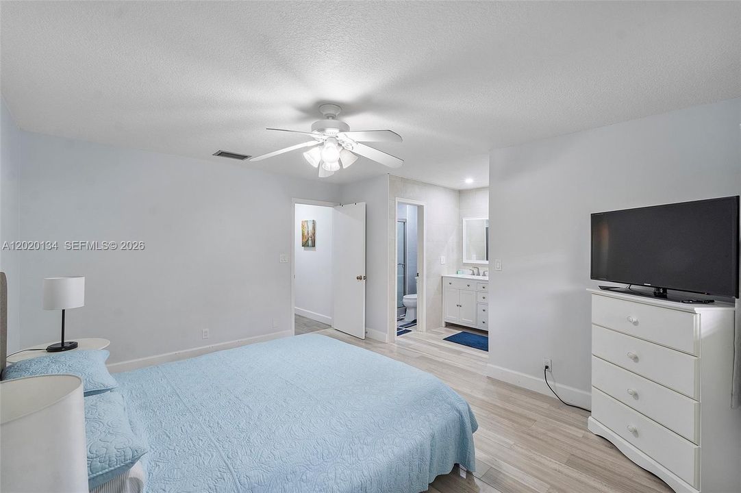For Sale: $275,000 (2 beds, 2 baths, 1130 Square Feet)