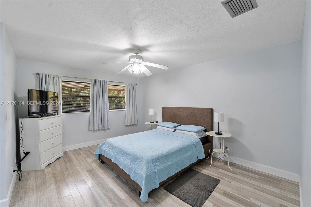 For Sale: $275,000 (2 beds, 2 baths, 1130 Square Feet)