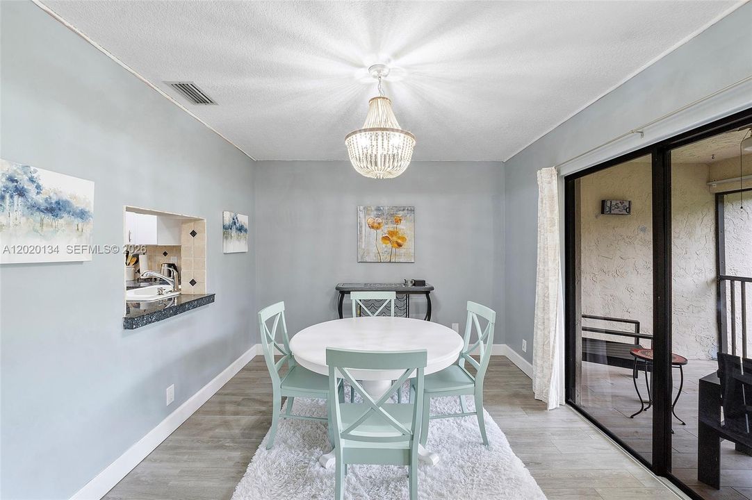 For Sale: $275,000 (2 beds, 2 baths, 1130 Square Feet)