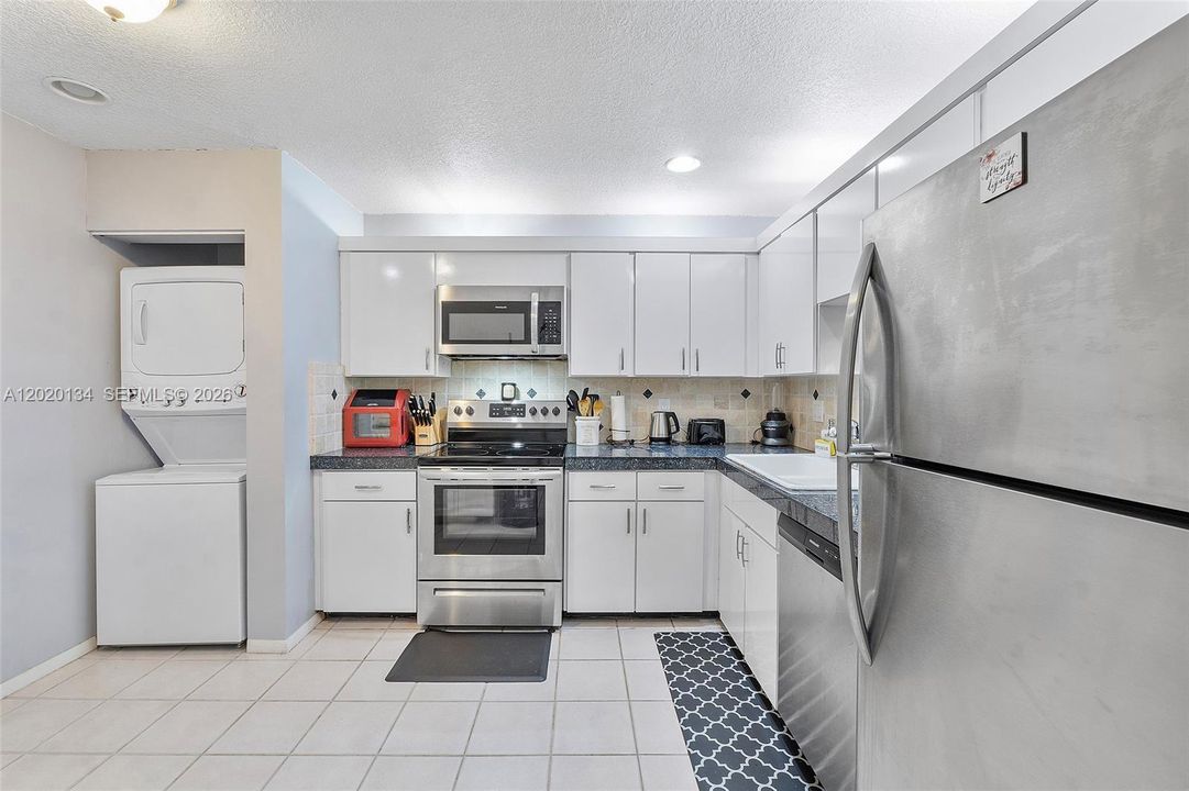 For Sale: $275,000 (2 beds, 2 baths, 1130 Square Feet)