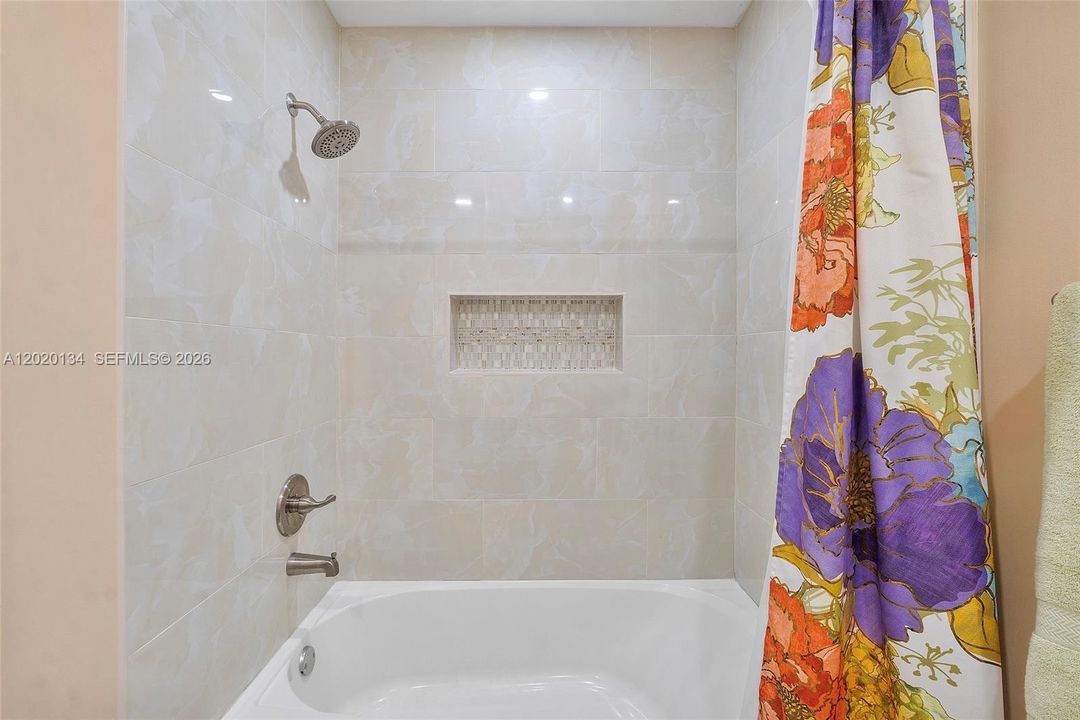 For Sale: $275,000 (2 beds, 2 baths, 1130 Square Feet)