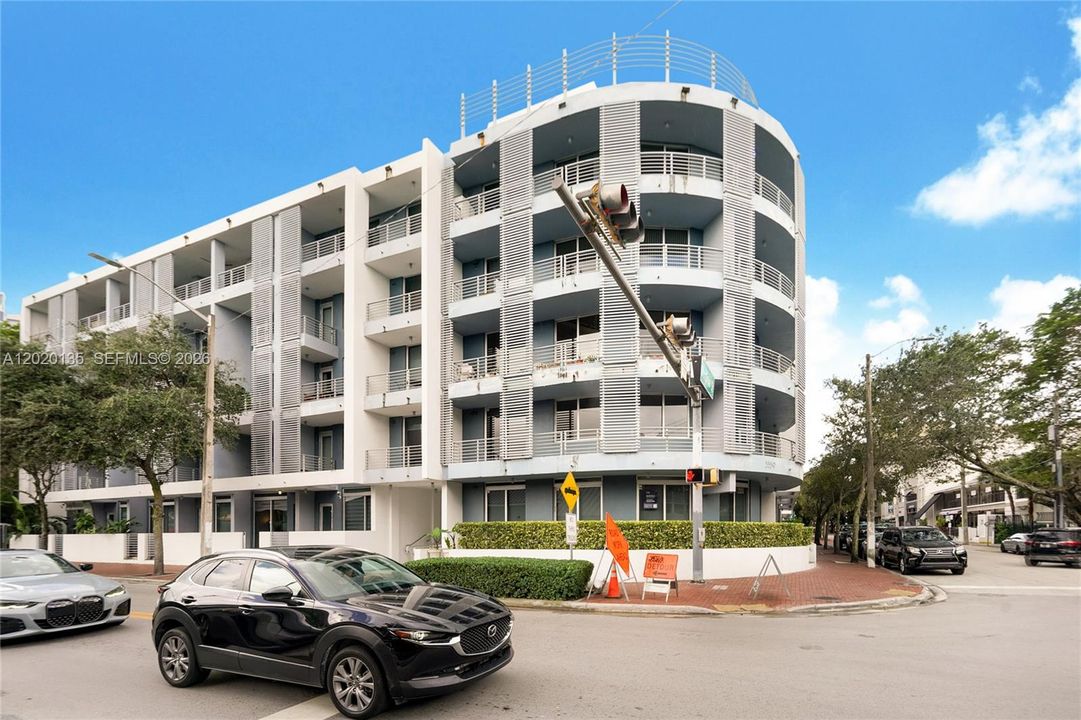 For Sale: $650,000 (1 beds, 1 baths, 790 Square Feet)