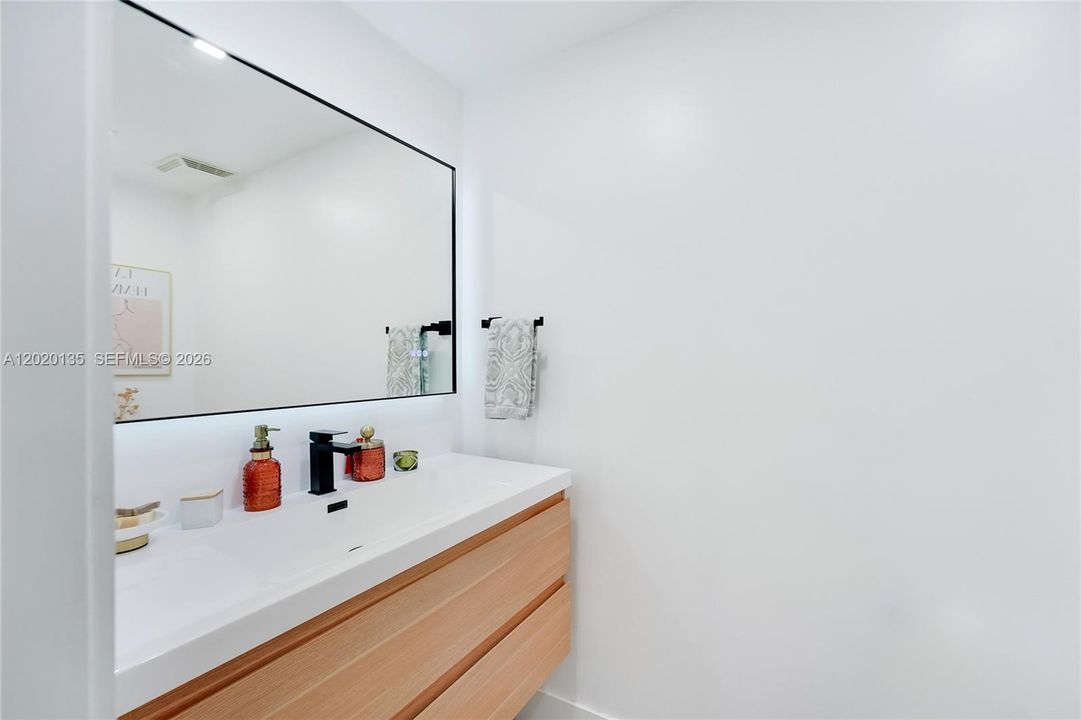 For Sale: $650,000 (1 beds, 1 baths, 790 Square Feet)