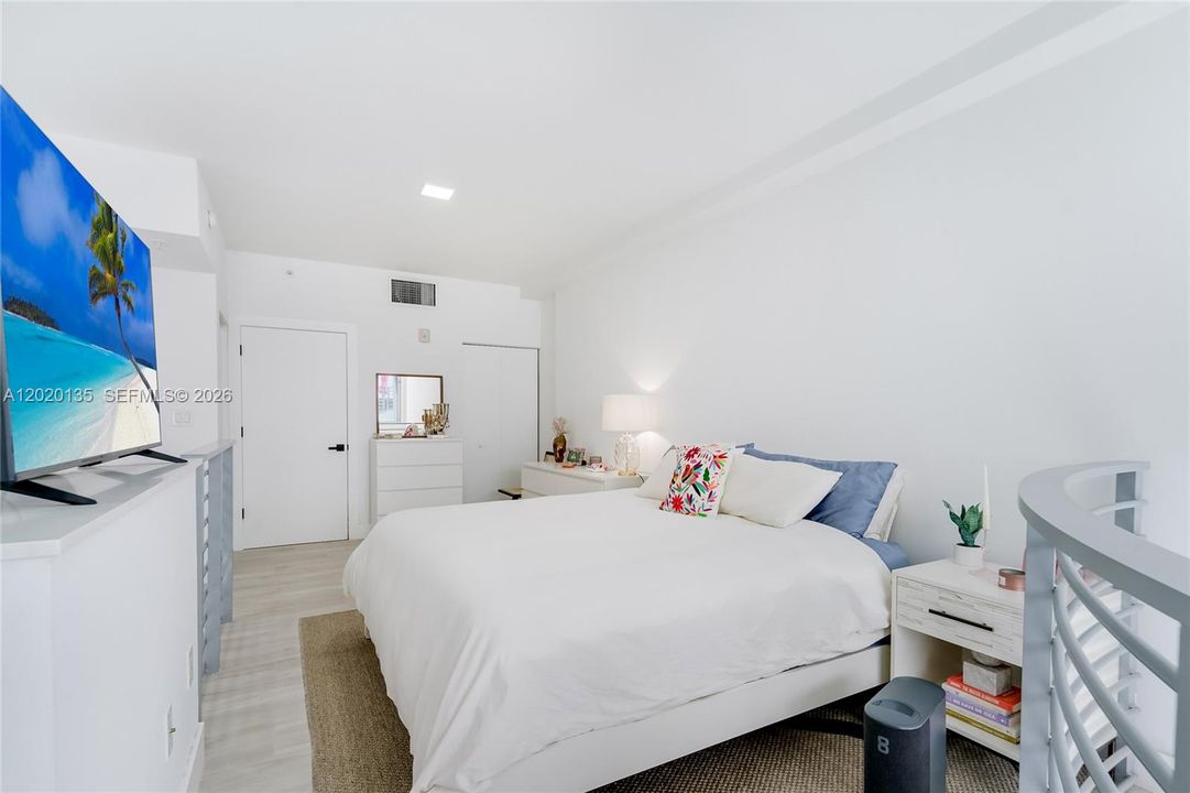 For Sale: $650,000 (1 beds, 1 baths, 790 Square Feet)