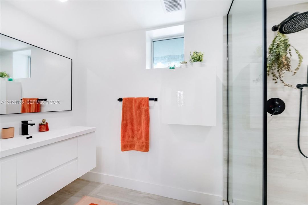 For Sale: $650,000 (1 beds, 1 baths, 790 Square Feet)