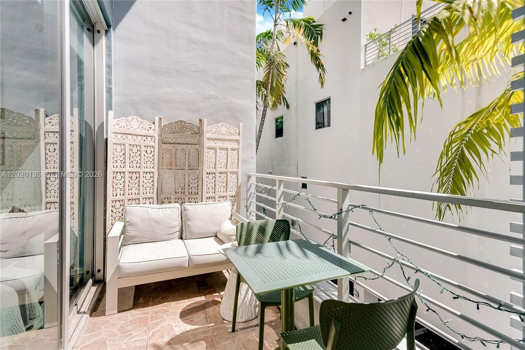 For Sale: $650,000 (1 beds, 1 baths, 790 Square Feet)
