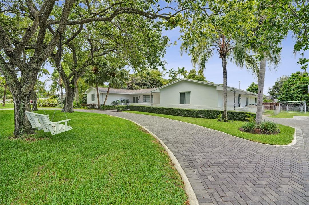 For Sale: $1,890,000 (5 beds, 3 baths, 2611 Square Feet)