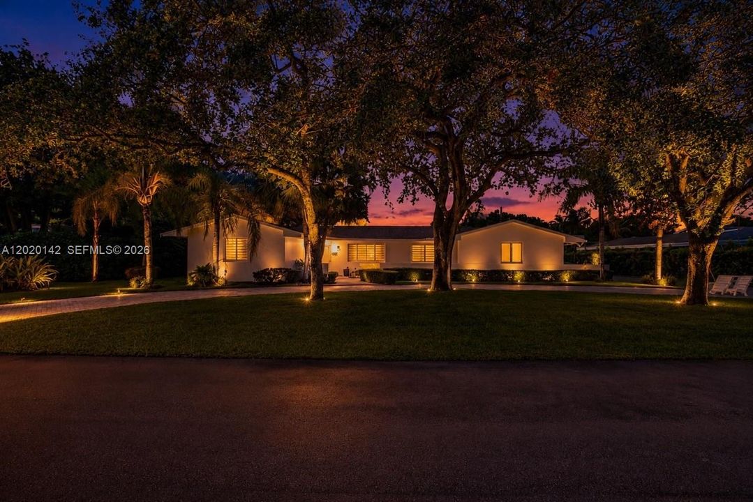 For Sale: $1,890,000 (5 beds, 3 baths, 2611 Square Feet)