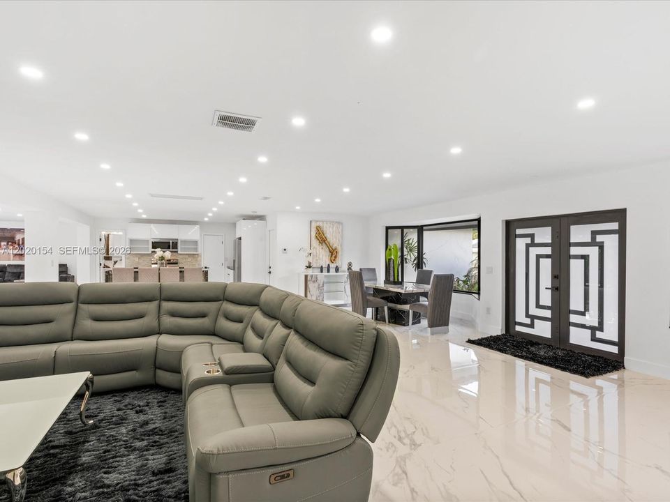 Activo con contrato: $7,800 (4 camas, 3 baños, 2135 Pies cuadrados)