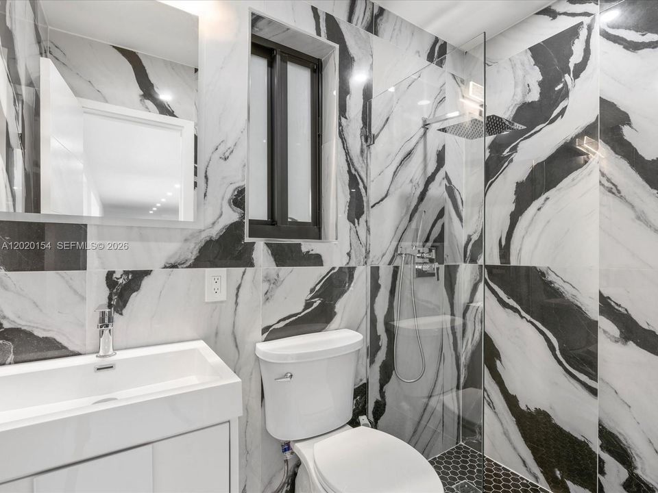 Activo con contrato: $7,800 (4 camas, 3 baños, 2135 Pies cuadrados)