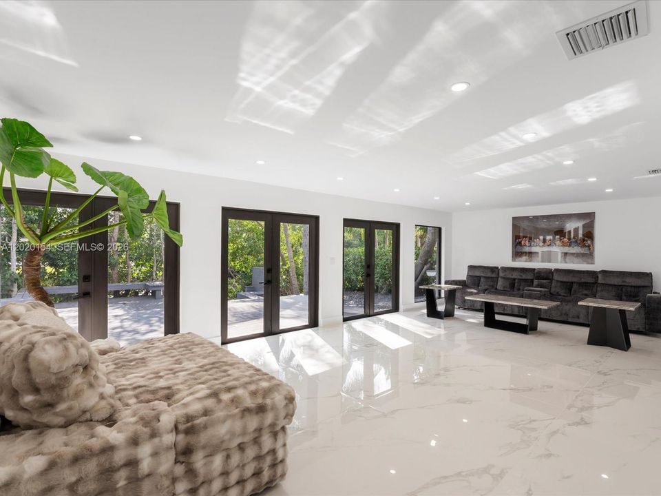 Activo con contrato: $7,800 (4 camas, 3 baños, 2135 Pies cuadrados)
