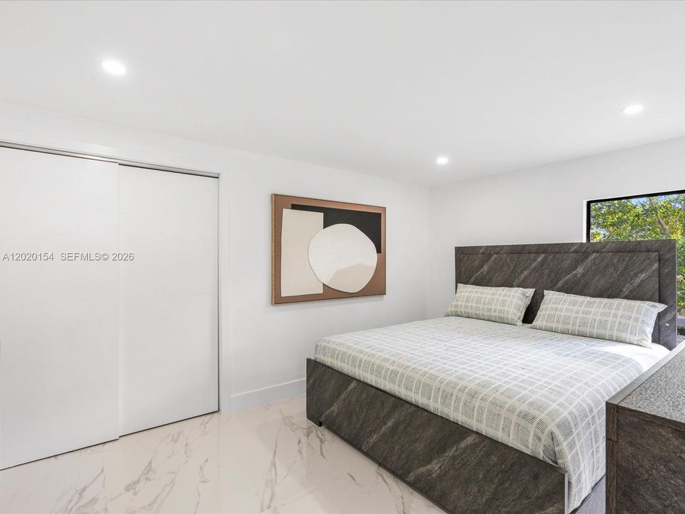 Activo con contrato: $7,800 (4 camas, 3 baños, 2135 Pies cuadrados)