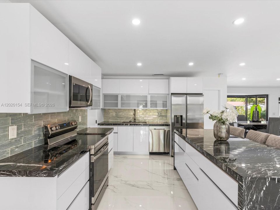 Activo con contrato: $7,800 (4 camas, 3 baños, 2135 Pies cuadrados)