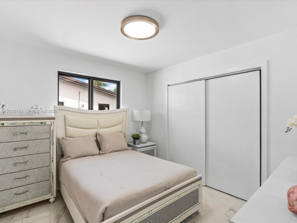 Activo con contrato: $7,800 (4 camas, 3 baños, 2135 Pies cuadrados)