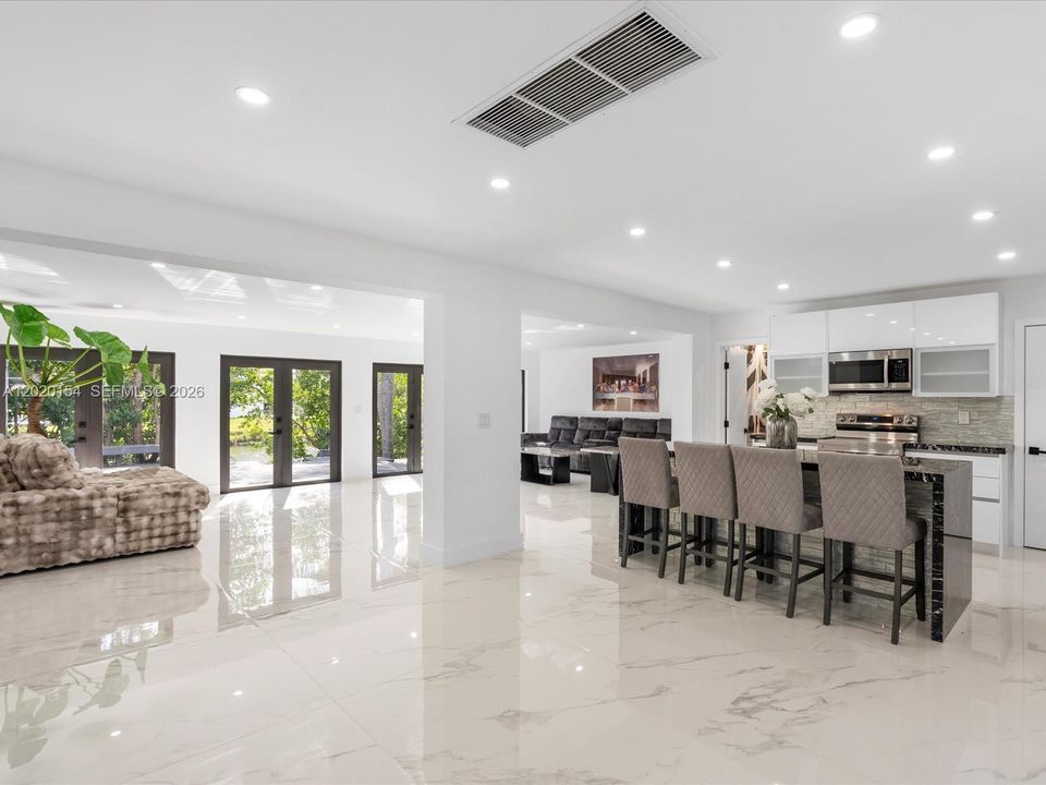 Activo con contrato: $7,800 (4 camas, 3 baños, 2135 Pies cuadrados)