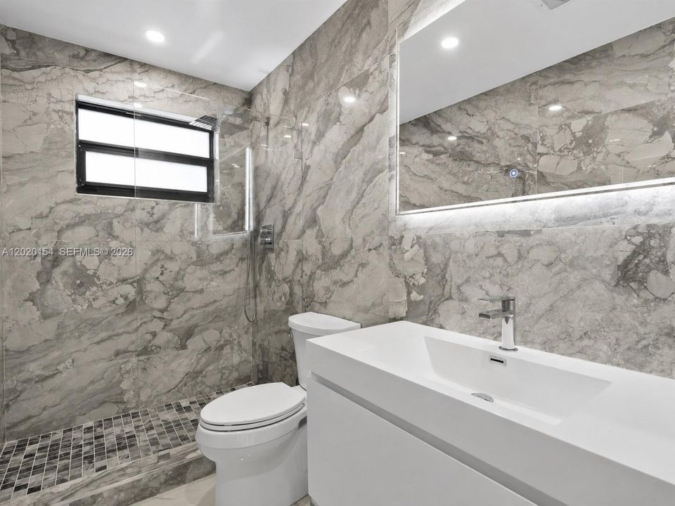 Activo con contrato: $7,800 (4 camas, 3 baños, 2135 Pies cuadrados)